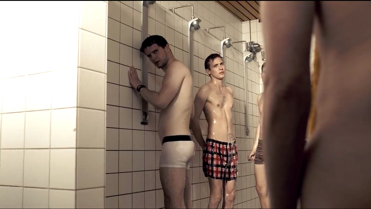 Die Duschszene: Plötzlich duschen die Mannschaftskollegen von Jonathan nur noch in Boxershorts...